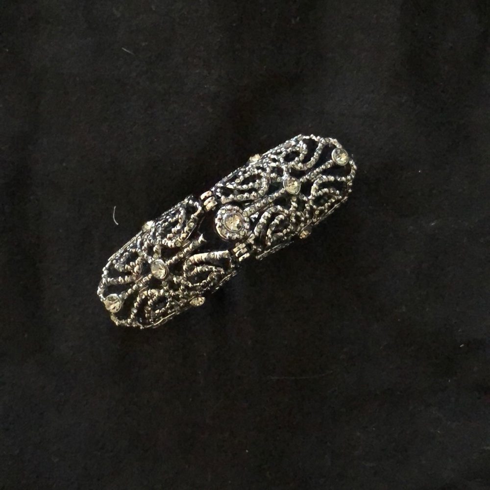 BCBG max azria knuckle ring